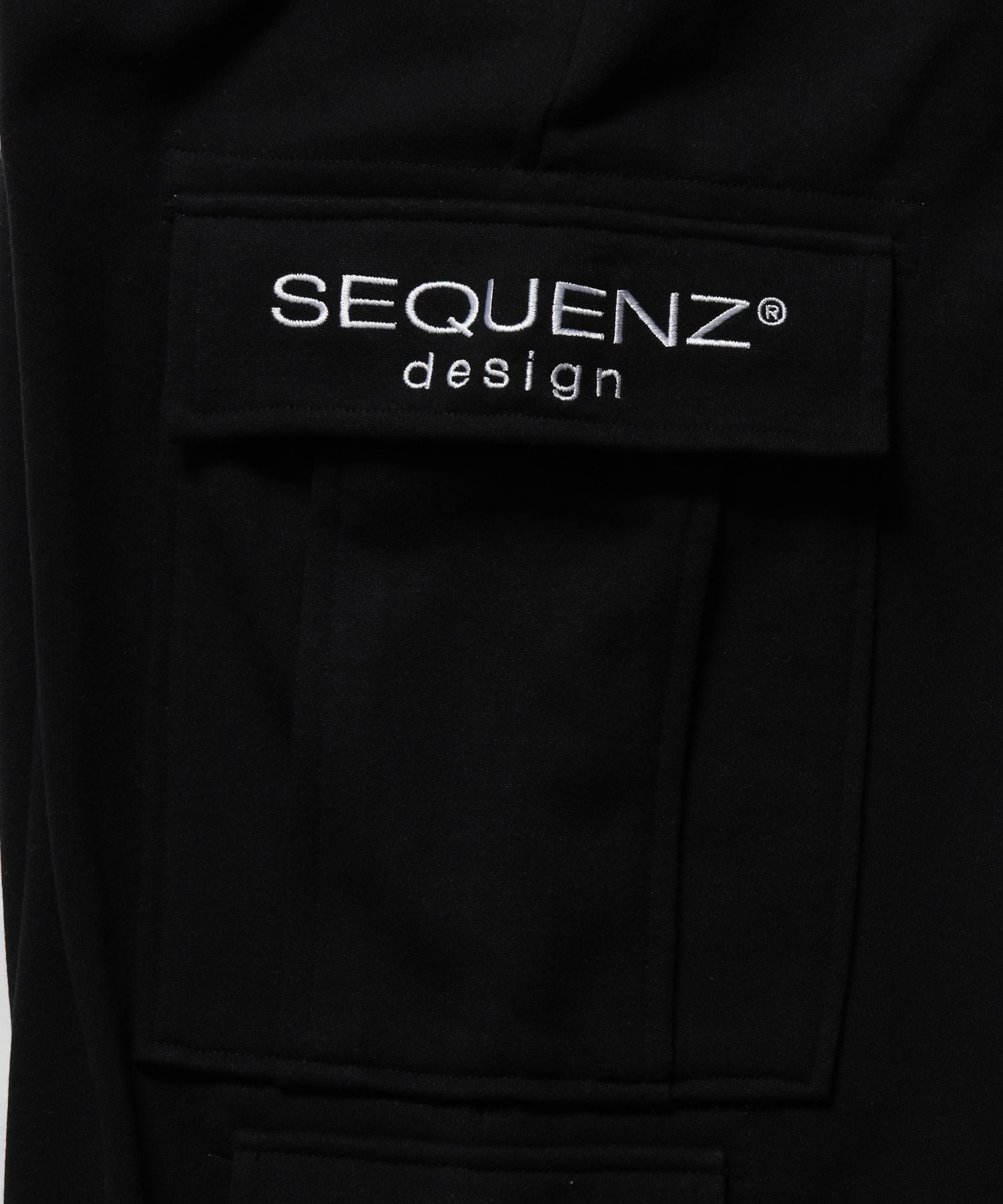 【SEQUENZ】 UTILITY POCKET CARGO PANTS / ロゴ 刺繍 カーゴ ポケット スウェット パンツ ドローコード ブラック