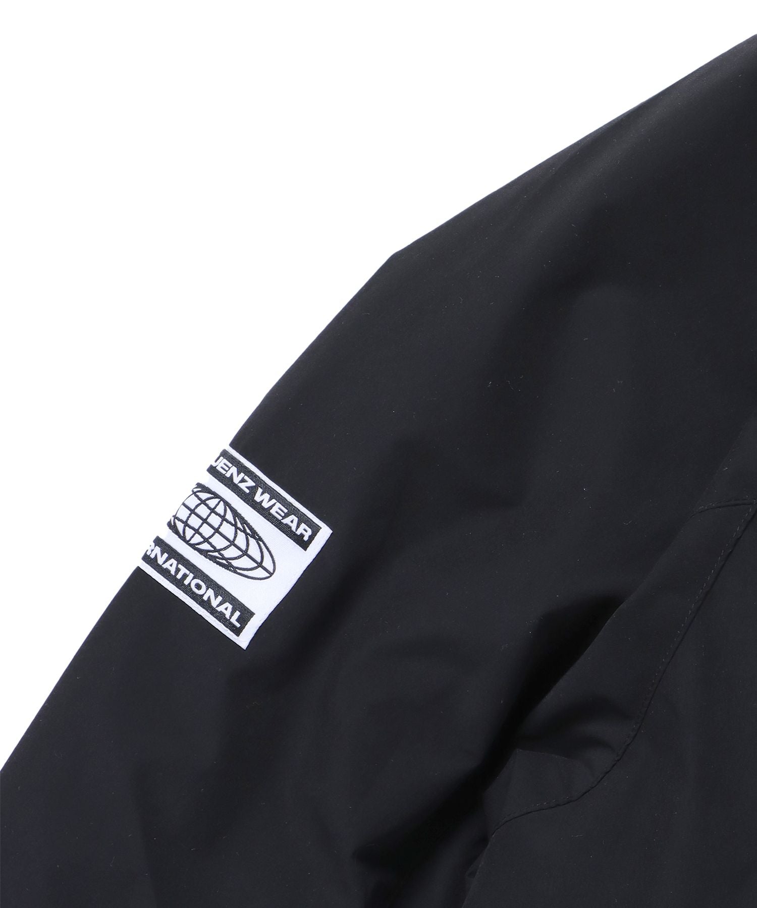 【SEQUENZ】 TECH PUFFER JACKET / ワンポイントロゴ 刺繍 ラグラン パファージャケット ドローコード ブラック