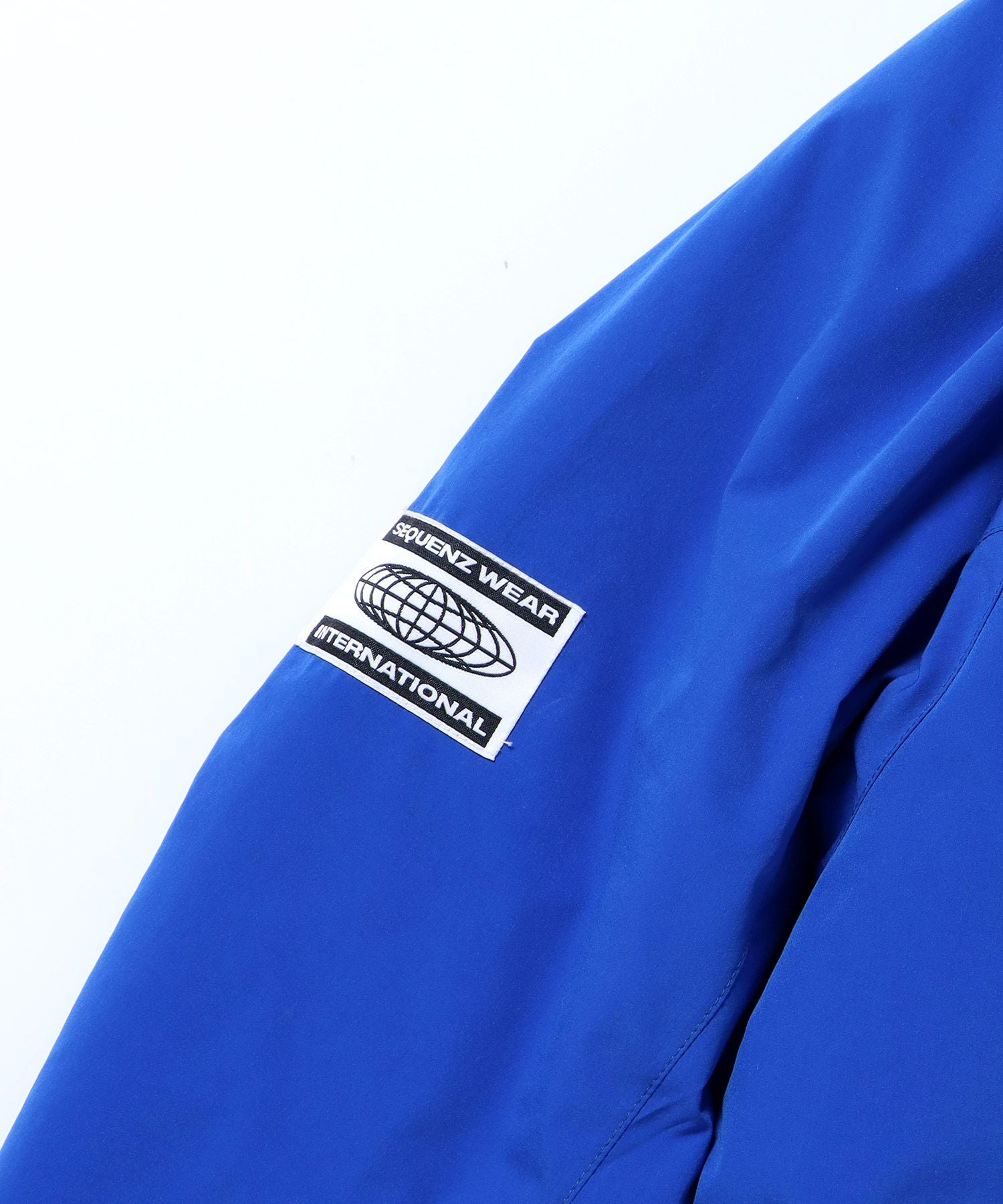 【SEQUENZ】 TECH PUFFER JACKET / ワンポイントロゴ 刺繍 ラグラン パファージャケット ドローコード ブルー
