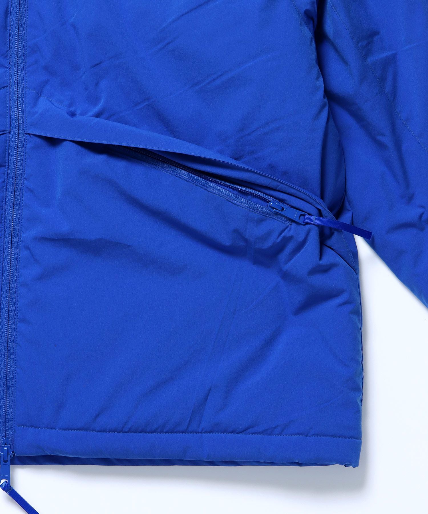 【SEQUENZ】 TECH PUFFER JACKET / ワンポイントロゴ 刺繍 ラグラン パファージャケット ドローコード ブルー