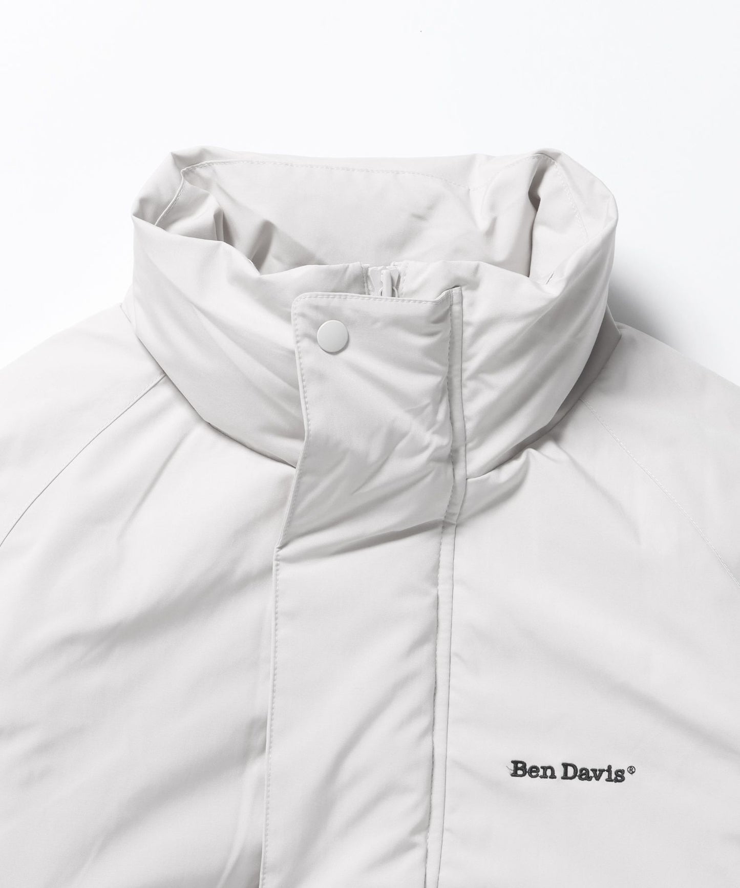 【BEN DAVIS(ベンデイビス)】 POLAR WORKERS JACKET / ワンポイント刺繍 フェイクダウン スタンドカラー 中綿ジャケット セーリングジャケット アイボリー