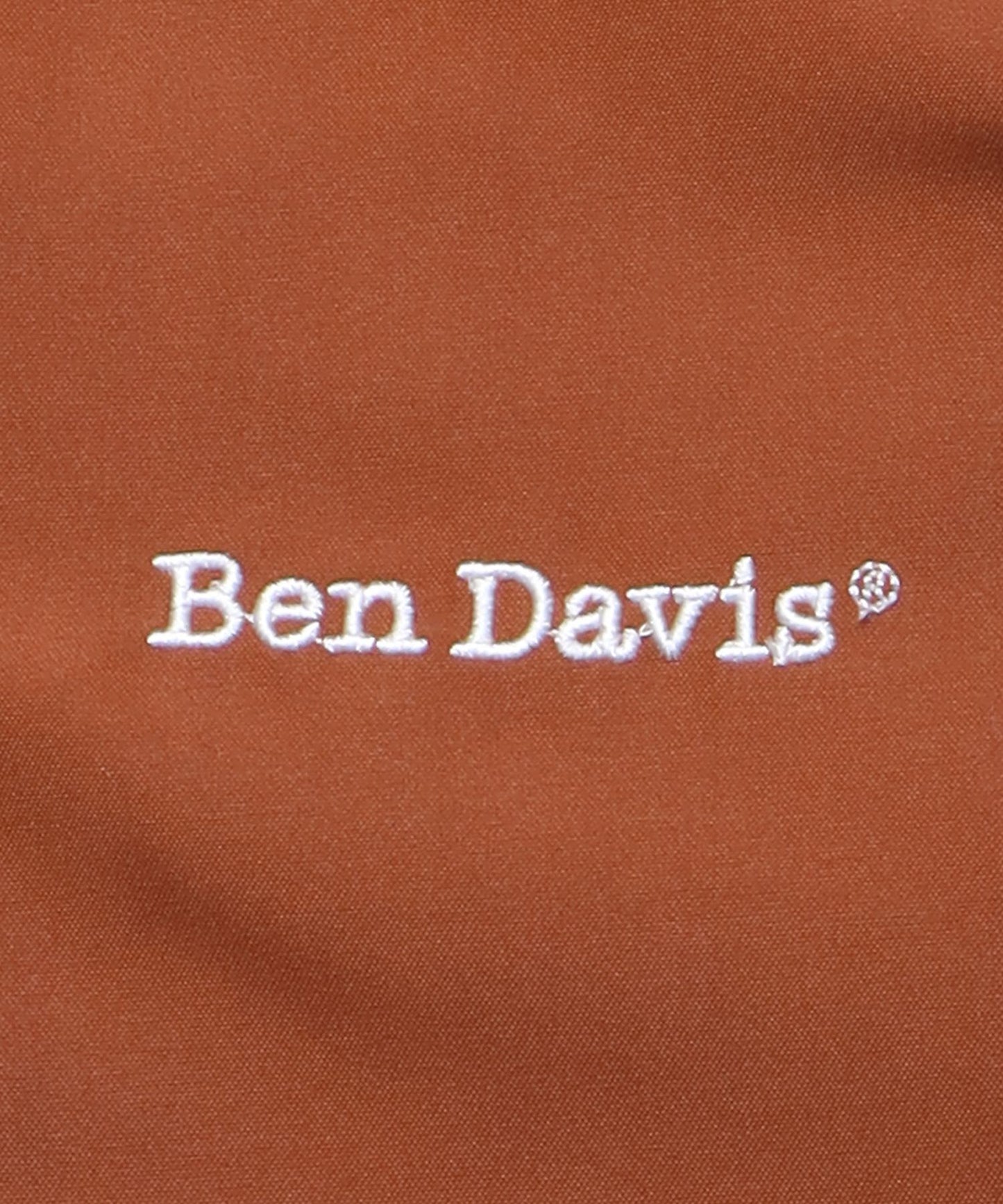 【BEN DAVIS(ベンデイビス)】 POLAR WORKERS JACKET / ワンポイント刺繍 フェイクダウン スタンドカラー 中綿ジャケット セーリングジャケット ダークオレンジ