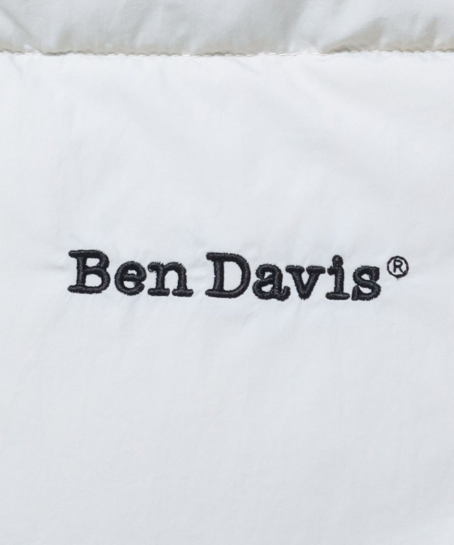 【BEN DAVIS(ベンデイビス)】 BD PUFFER VEST / ワンポイント刺繍 シンプル フェイクダウン 中綿ベスト パファーベスト オフホワイト