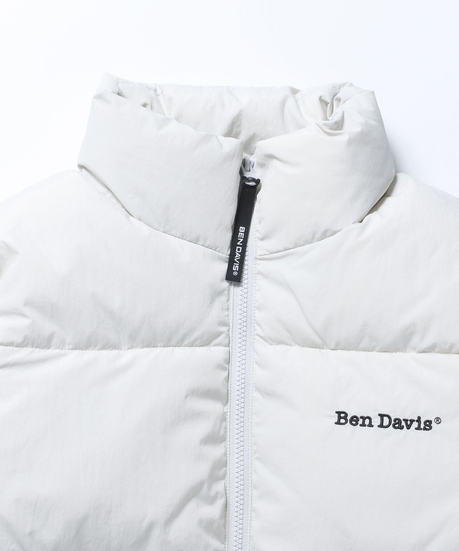 【BEN DAVIS(ベンデイビス)】 BD PUFFER JACKET / ワンポイント刺繍 フェイクダウン スタンドカラー 中綿ジャケット パファージャケット オフホワイト