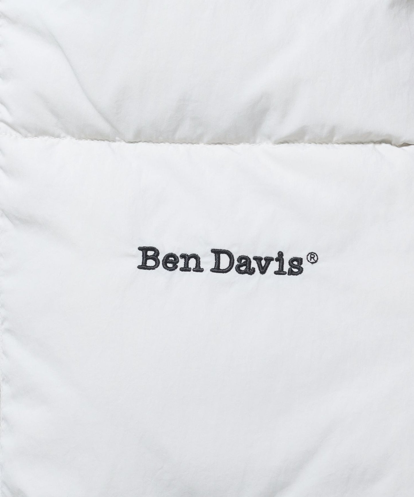 【BEN DAVIS(ベンデイビス)】 BD PUFFER JACKET / ワンポイント刺繍 フェイクダウン スタンドカラー 中綿ジャケット パファージャケット オフホワイト