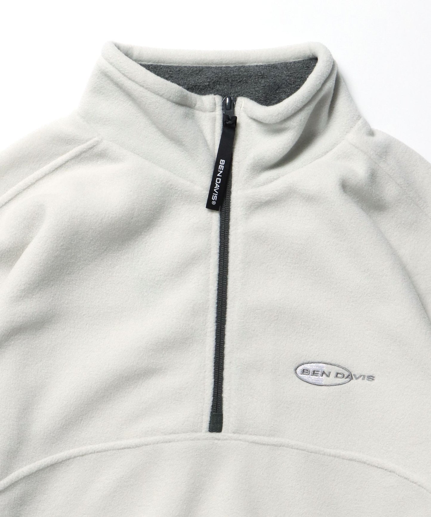 【BEN DAVIS(ベンデイビス)】 MID LAYER FLEECE H/Z TOP / ハーフジップ 刺繍 ロゴ ビッグ ブランドロゴ ワッペン フリース オフホワイト