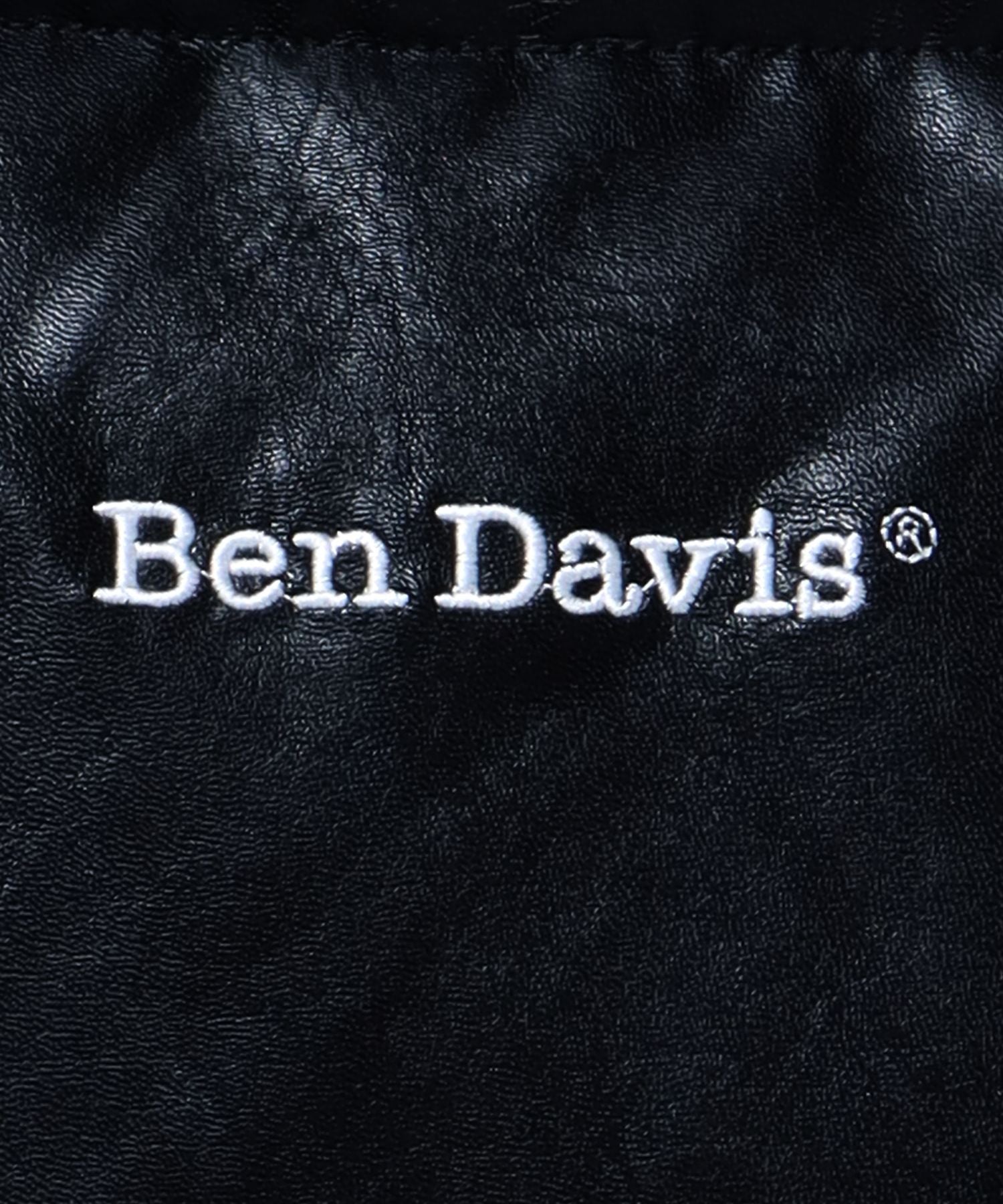 【BEN DAVIS(ベンデイビス)】 FAUX LEATHER PUFFER VEST / スタンド レザー ロゴ 刺繍 ベスト ブラック