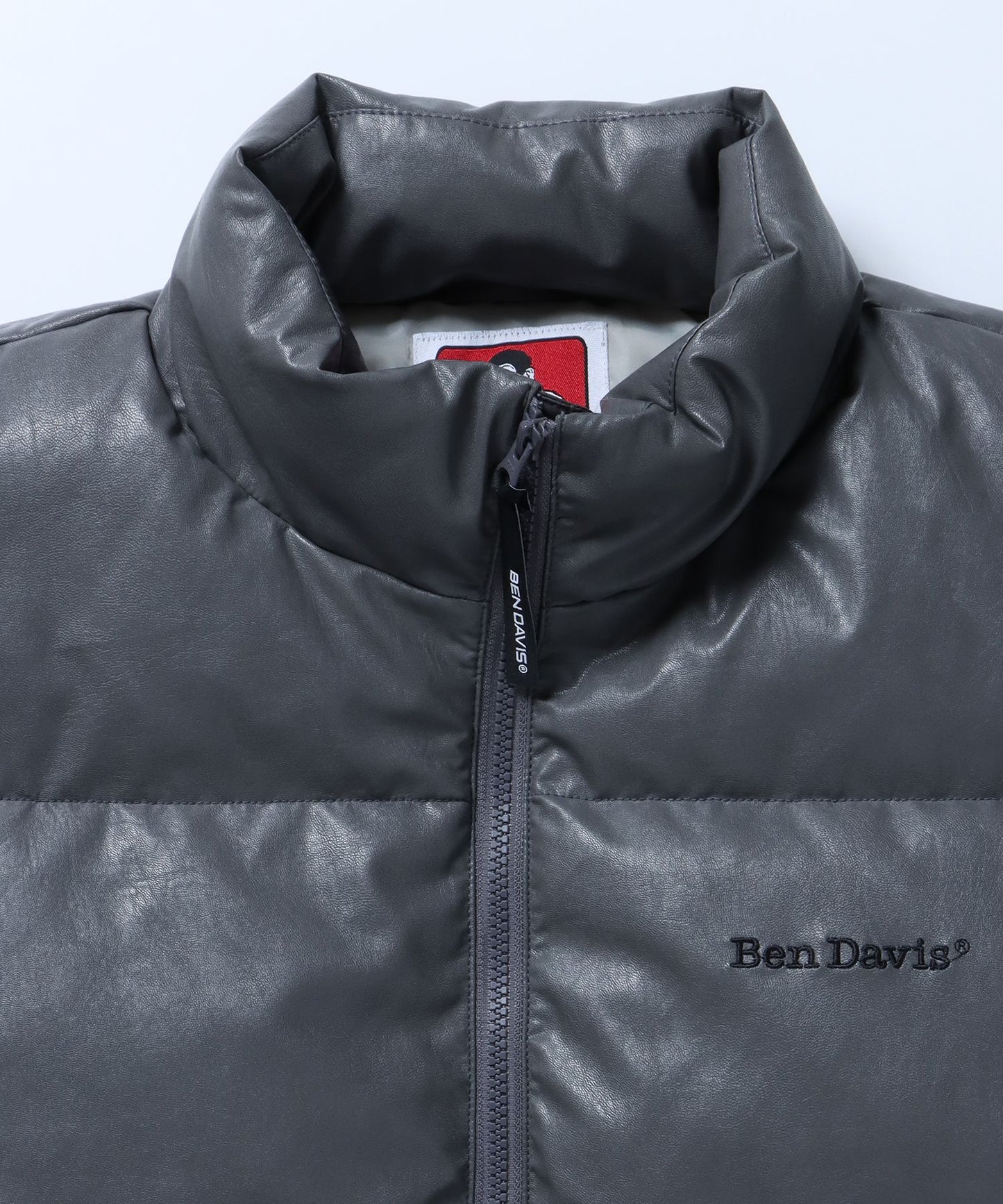 【BEN DAVIS(ベンデイビス)】 FAUX LEATHER PUFFER VEST / スタンド レザー ロゴ 刺繍 ベスト ライトグレー
