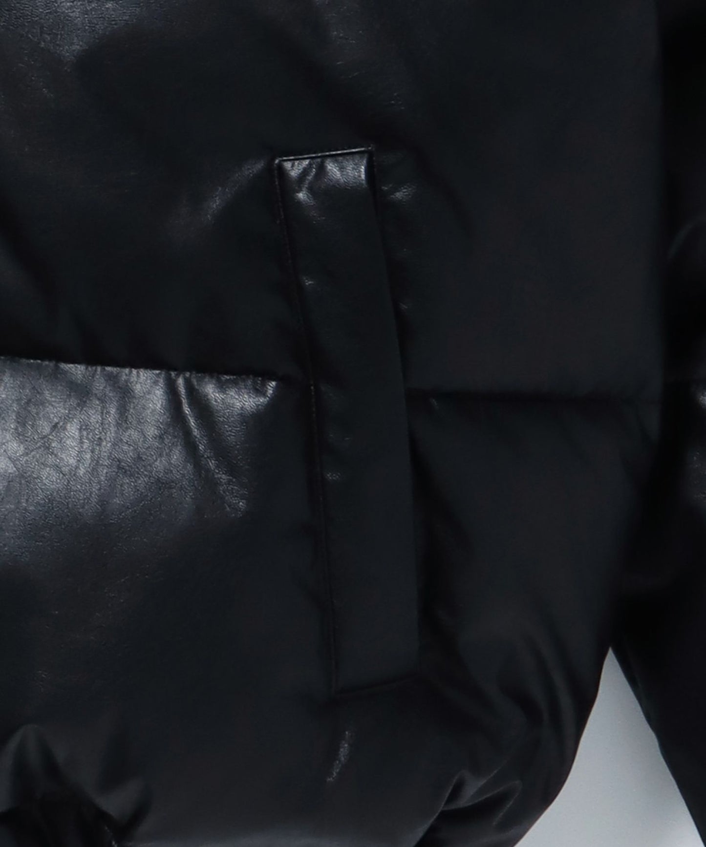 【BEN DAVIS(ベンデイビス)】 FAUX LEATHER PUFFER JACKET / ワンポイント刺繍 フェイクダウン スタンドカラー 中綿ジャケット パファージャケット ブラック