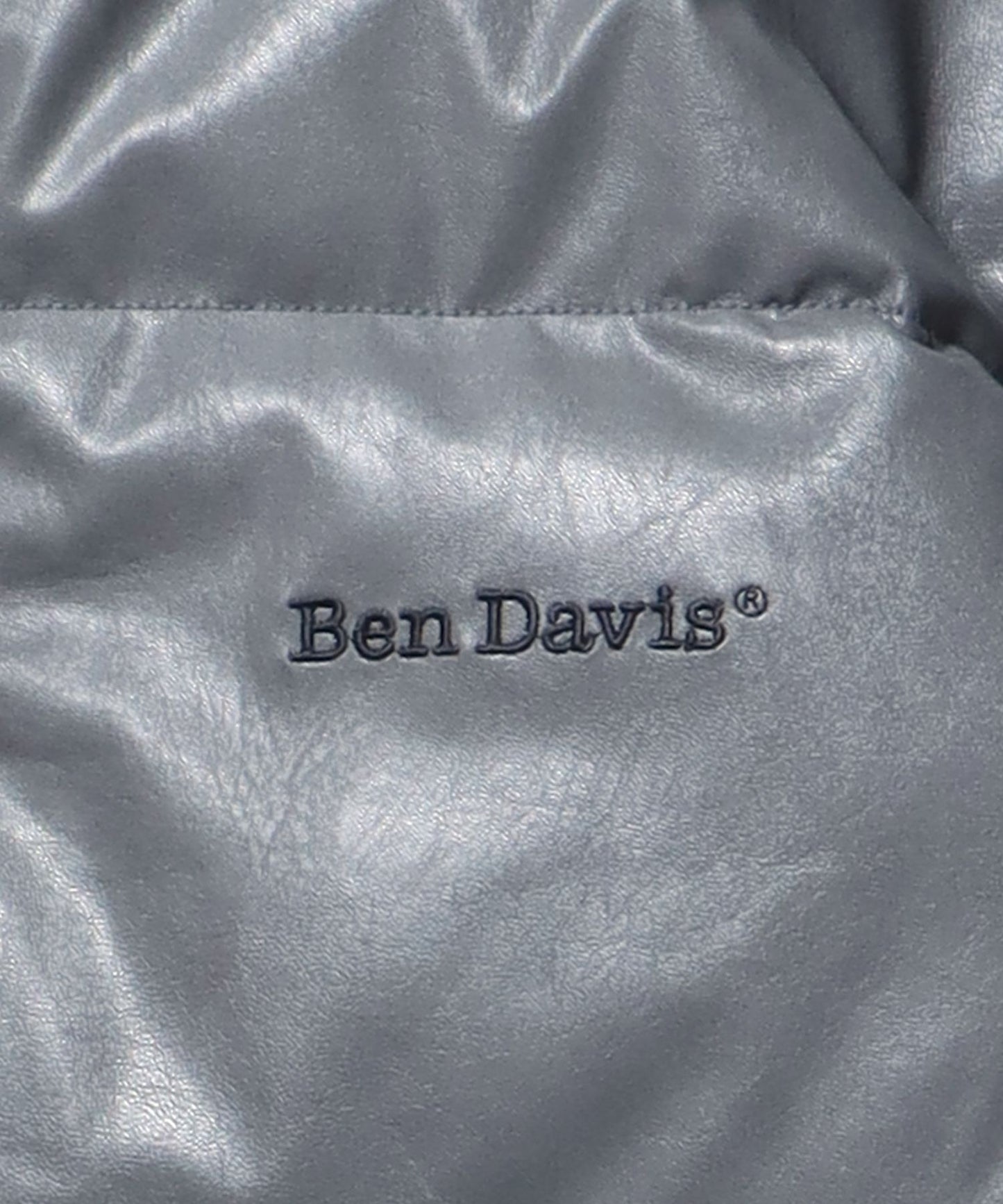 【BEN DAVIS(ベンデイビス)】 FAUX LEATHER PUFFER JACKET / ワンポイント刺繍 フェイクダウン スタンドカラー 中綿ジャケット パファージャケット ライトグレー