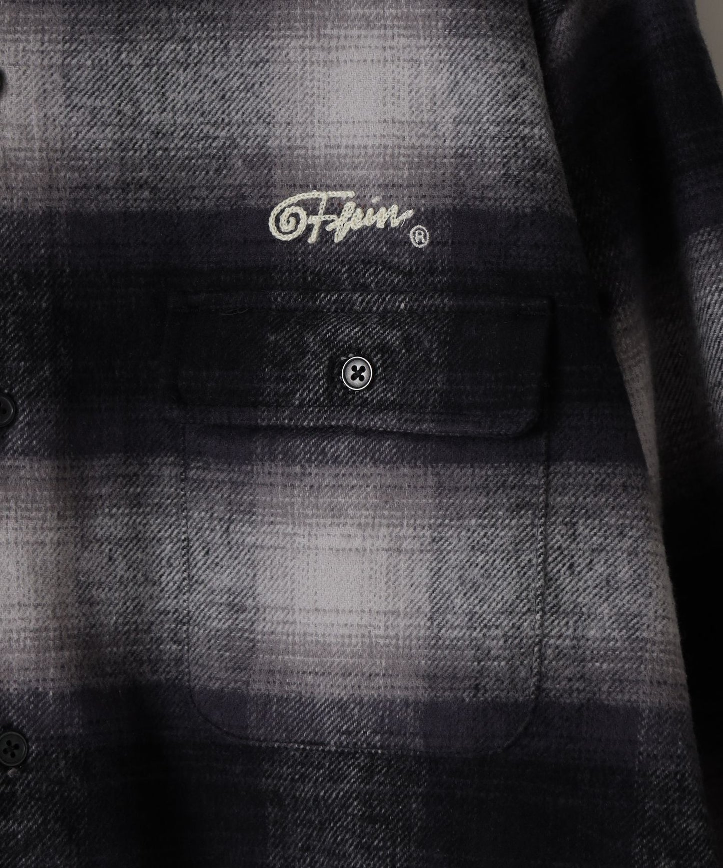 【FFEIN(フェイン)】ロゴ刺繍オンブレチェックルーズ長袖シャツ ブラック