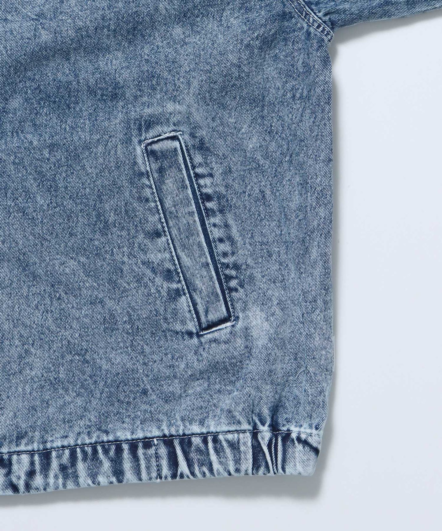 オーバーハイネックスタンドデニムワークジャケット / 襟コーデュロイ ケミカル加工 刺繍 ブランドロゴ サックスブルー