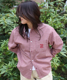 アソートワンポイントボックス長袖シャツ / シャツ レギュラーカラー 長袖 ワンポイント 刺繍 レイヤード ポケット レッド