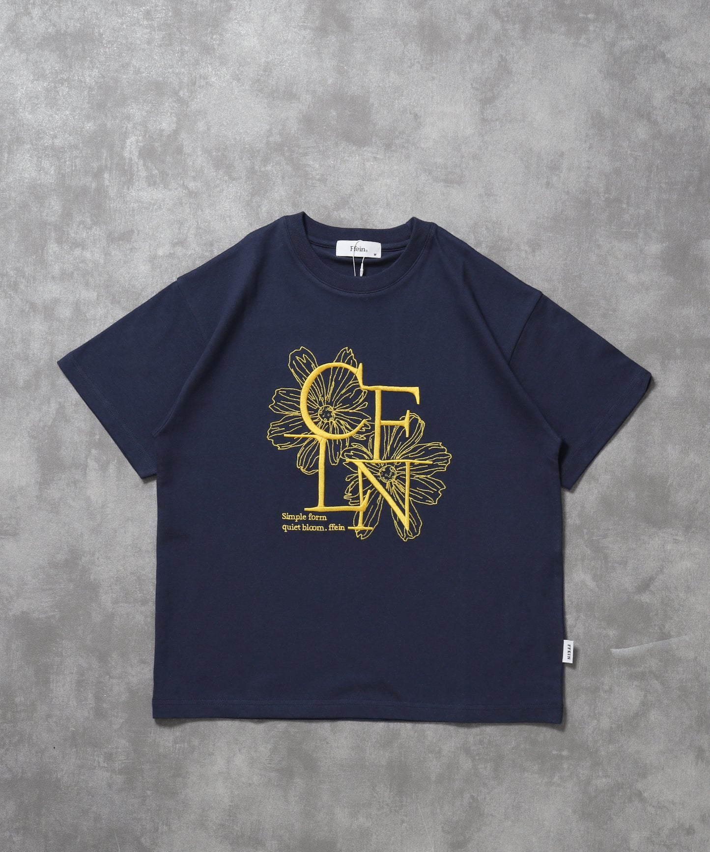 フラワー刺繍ロゴショート丈Tシャツ / Tシャツ クルーネック 半袖 刺繍 花柄 【短丈】 ネイビー