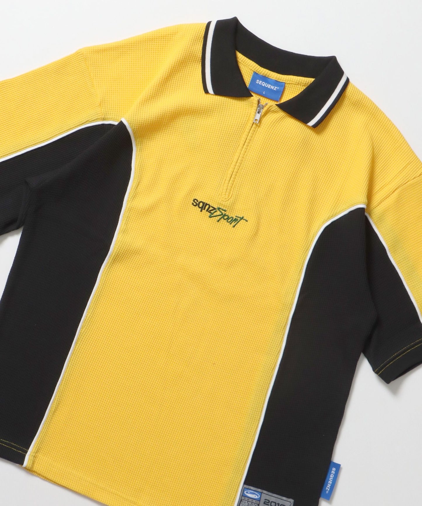 【SEQUENZ】SQNZ SPORT ZIP POLO S/S THERMAL / 衿付き ポロシャツ 配色 パイピング ブランドロゴ ワンポイント ハーフジップ スポーティー Tシャツ ゲームシャツ 襟ライン イエロー
