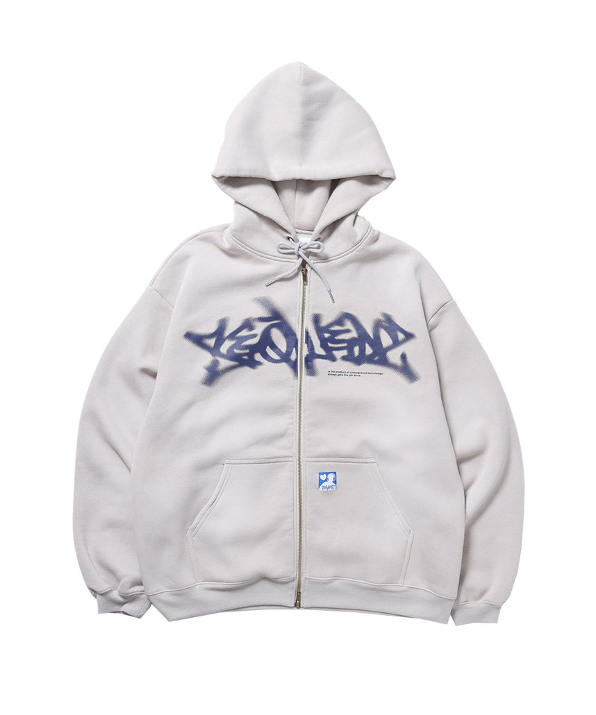 【SEQUENZ（シークエンズ）】FADE ZIP P/K /フルジップ オーバーサイズ ヴィンテージライク センターロゴ 裏起毛 ライトグレー