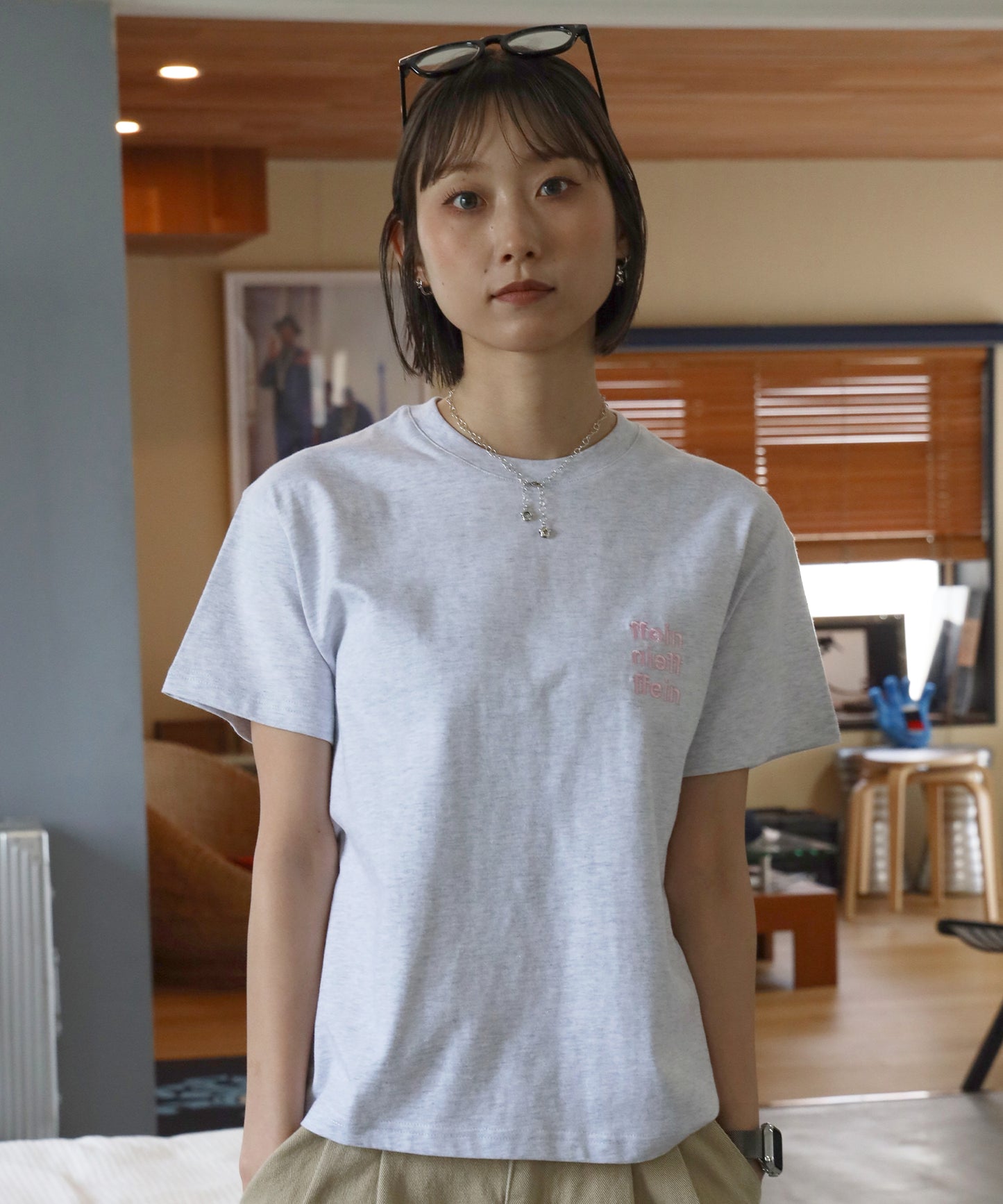ワンポイント3段ロゴ刺繍ショート丈Tシャツ / Tシャツ クルーネック 半袖 刺繍 ワンポイント シンプル 【短丈】 アッシュグレー