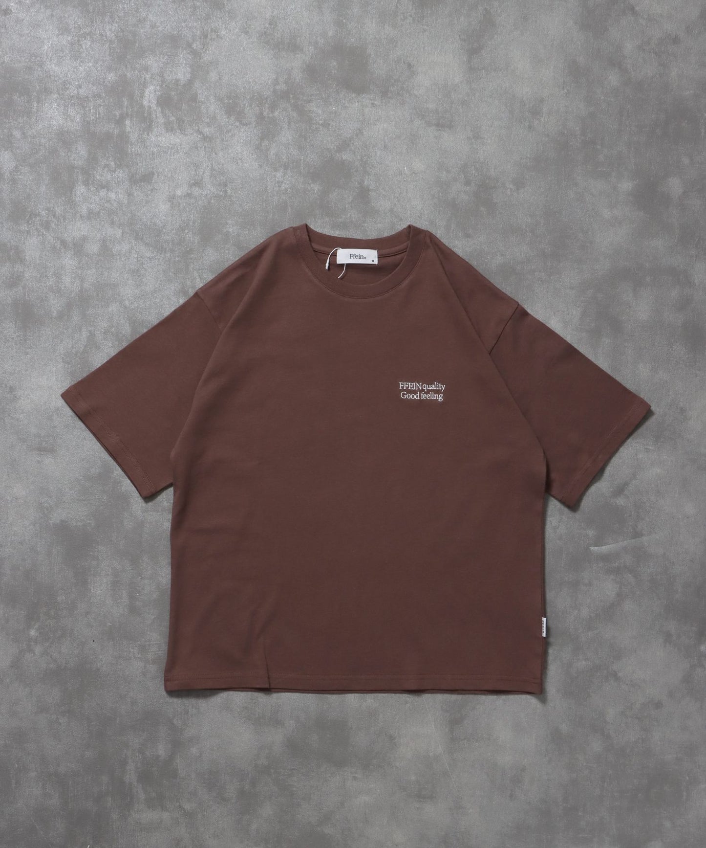 【FFEIN(フェイン)】ワンポイント刺繍ショート丈Tシャツ / Tシャツ 短丈 クルーネック 半袖 刺繍 ワンポイント モカ