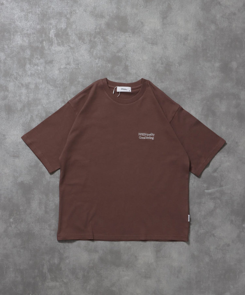 【FFEIN(フェイン)】ワンポイント刺繍ショート丈Tシャツ / Tシャツ 短丈 クルーネック 半袖 刺繍 ワンポイント モカ