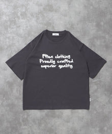 手書きロゴショート丈Tシャツ / Tシャツ 短丈 クルーネック 半袖 ショート丈 チャコール