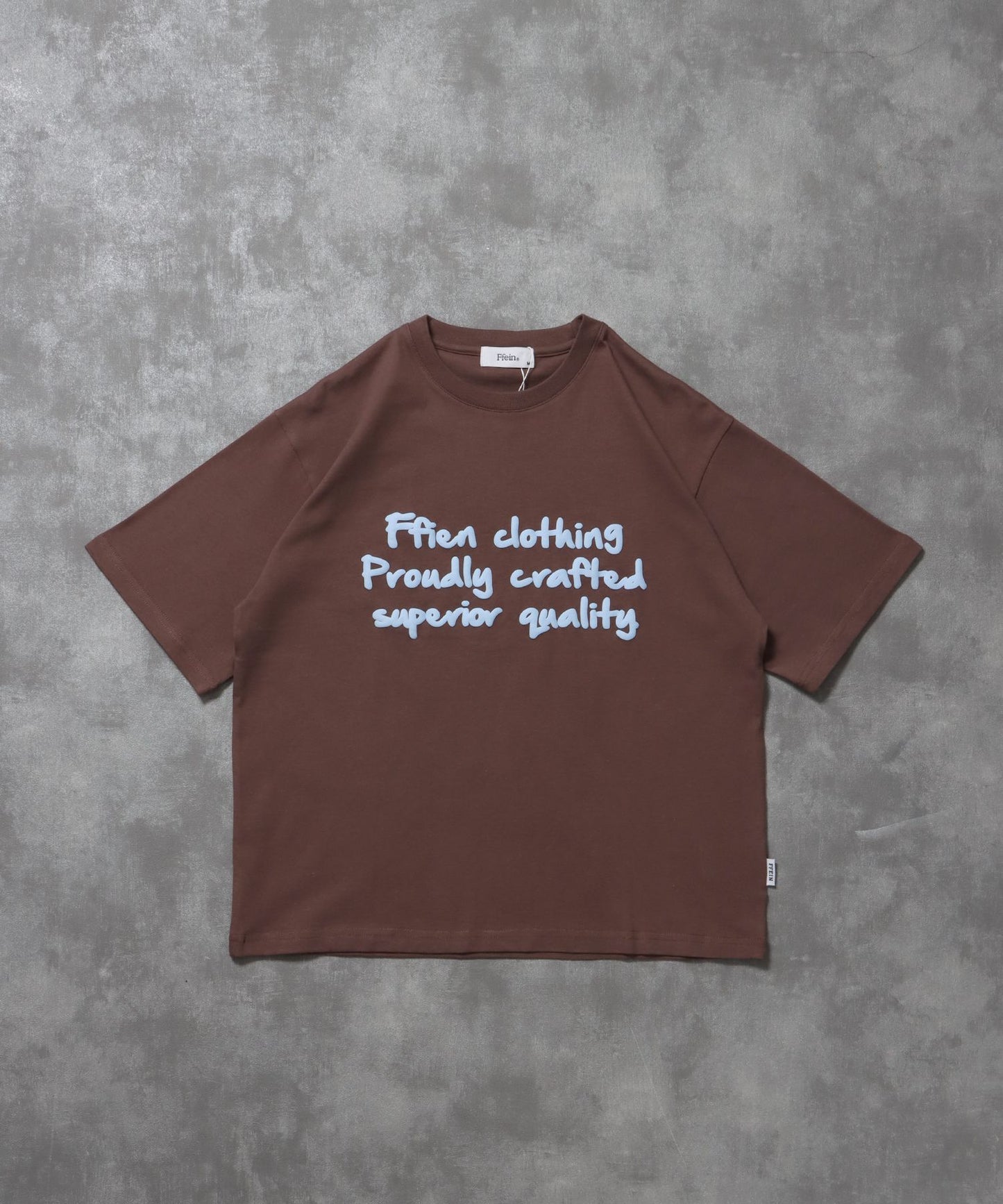 【FFEIN(フェイン)】手書きロゴショート丈Tシャツ / Tシャツ クルーネック 半袖 プリント 手書きロゴ【短丈】 モカ
