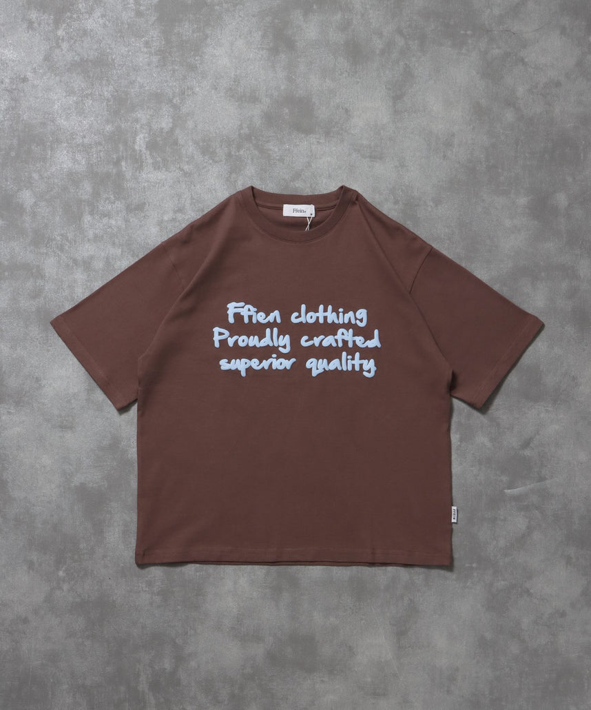 【FFEIN(フェイン)】手書きロゴショート丈Tシャツ / Tシャツ クルーネック 半袖 プリント 手書きロゴ【短丈】 モカ