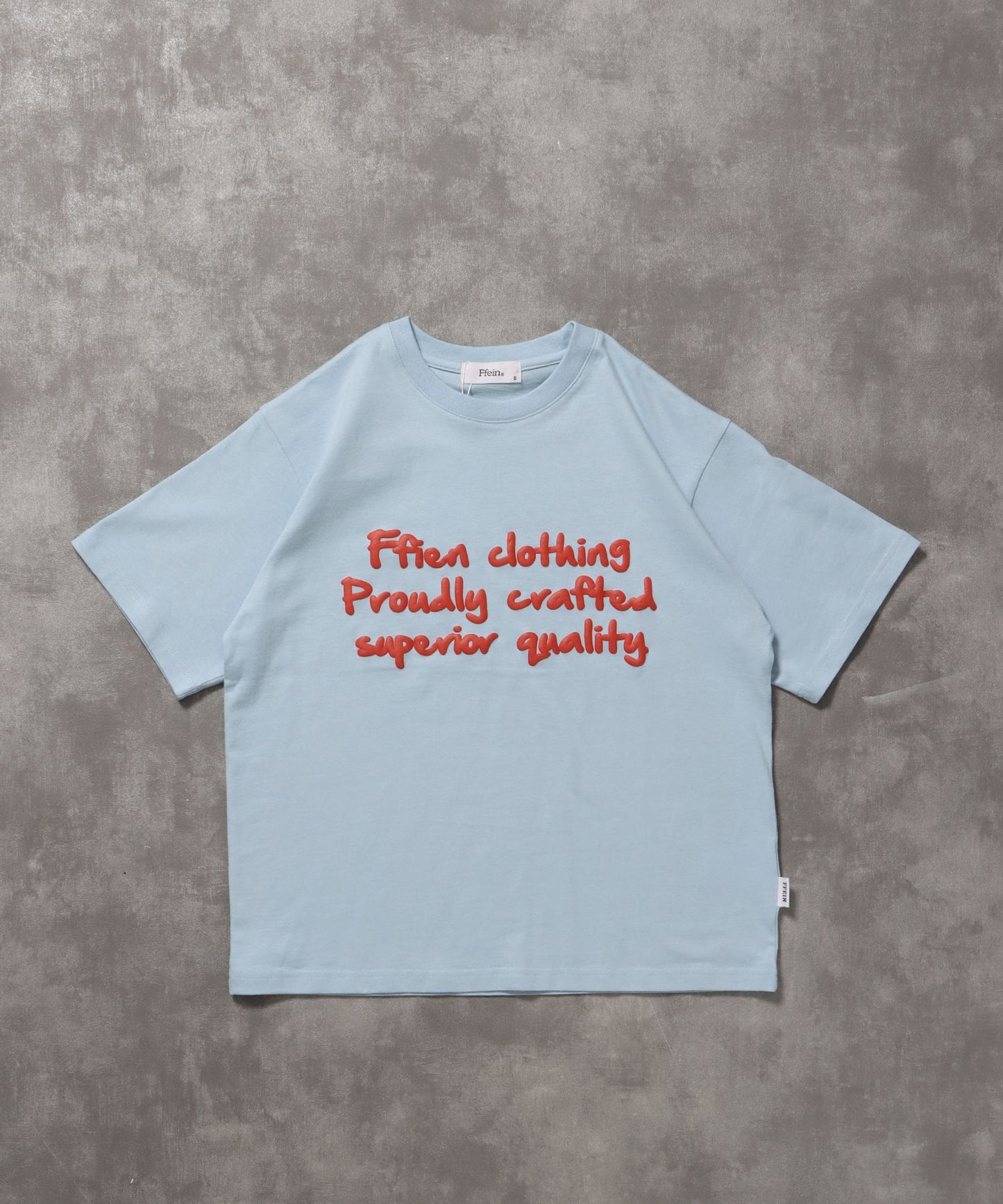 【FFEIN(フェイン)】手書きロゴショート丈Tシャツ / Tシャツ クルーネック 半袖 プリント 手書きロゴ【短丈】 ライトブルー