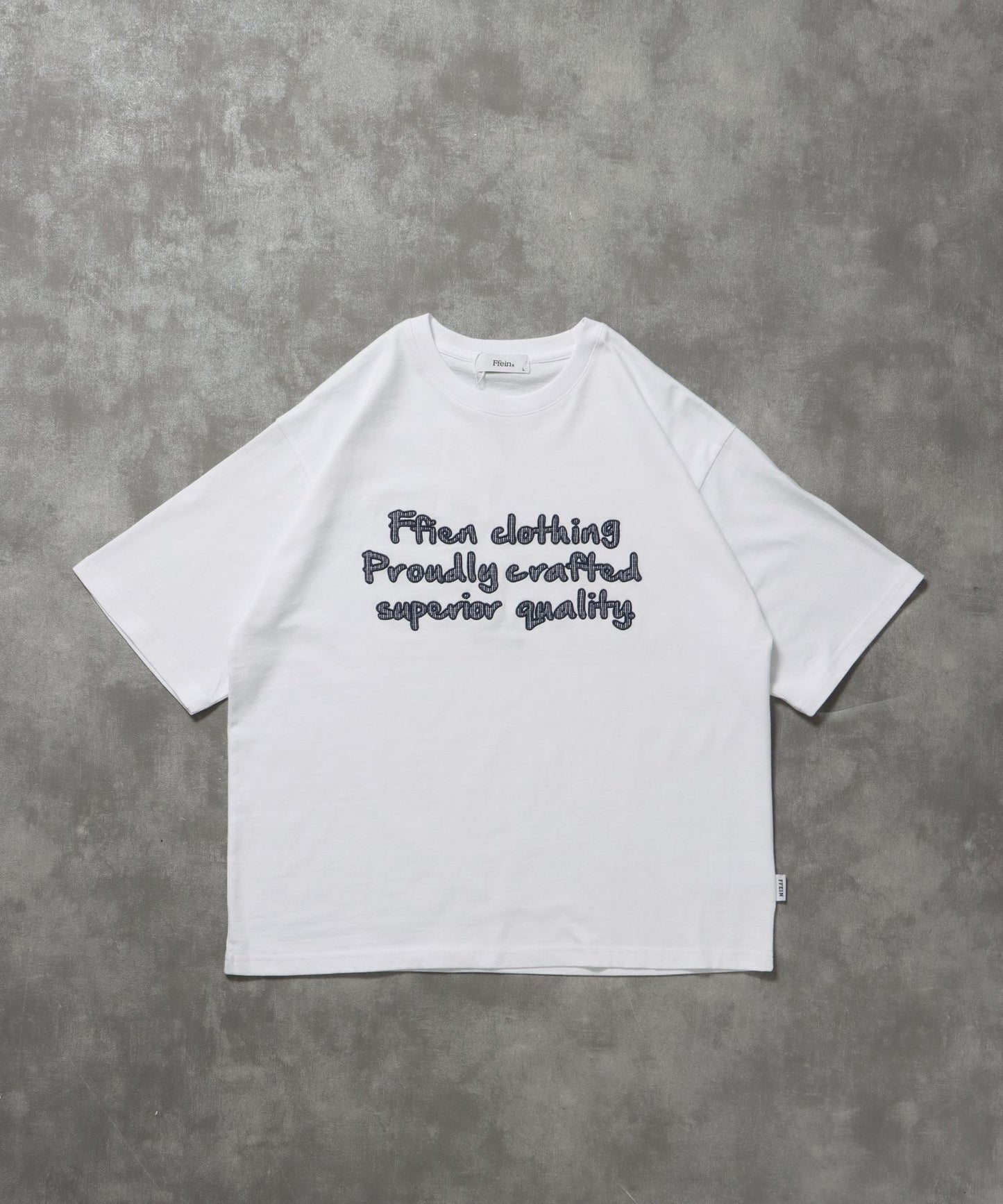 【FFEIN(フェイン)】手書きロゴショート丈Tシャツ / Tシャツ クルーネック 半袖 プリント 手書きロゴ【短丈】 柄80