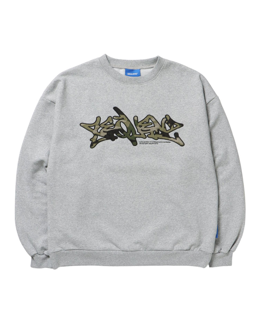 【SEQUENZ（シークエンズ）】CAMO APPLIQUE C/N SWEAT / カモ柄 ワッペン スウェット クルーネック 裏起毛 グレー