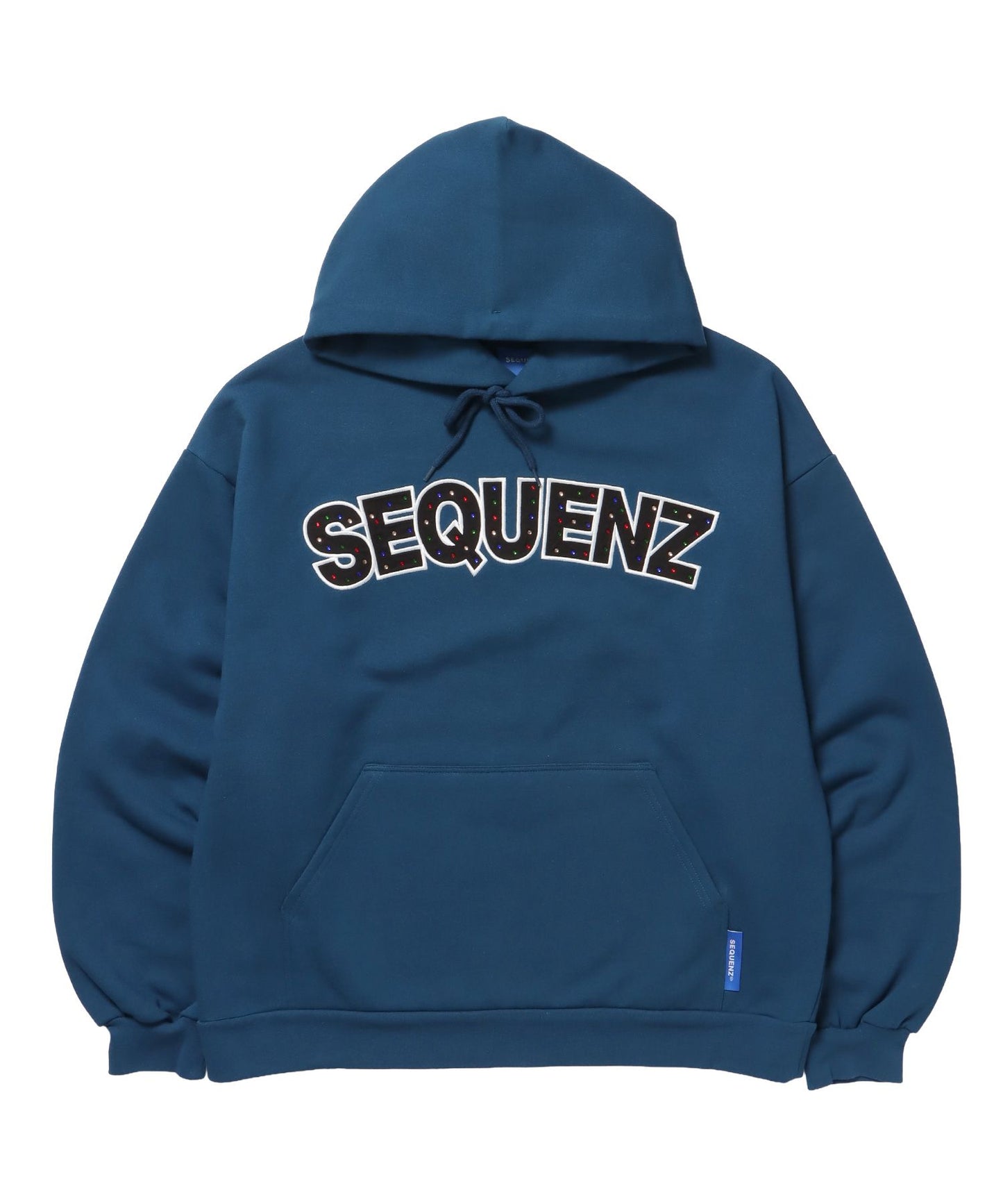 【SEQUENZ（シークエンズ）】SO LOGO APPLIQUE STONE P/K / ワッペン ラインストーン パーカー スウェット 裏起毛 ブルー