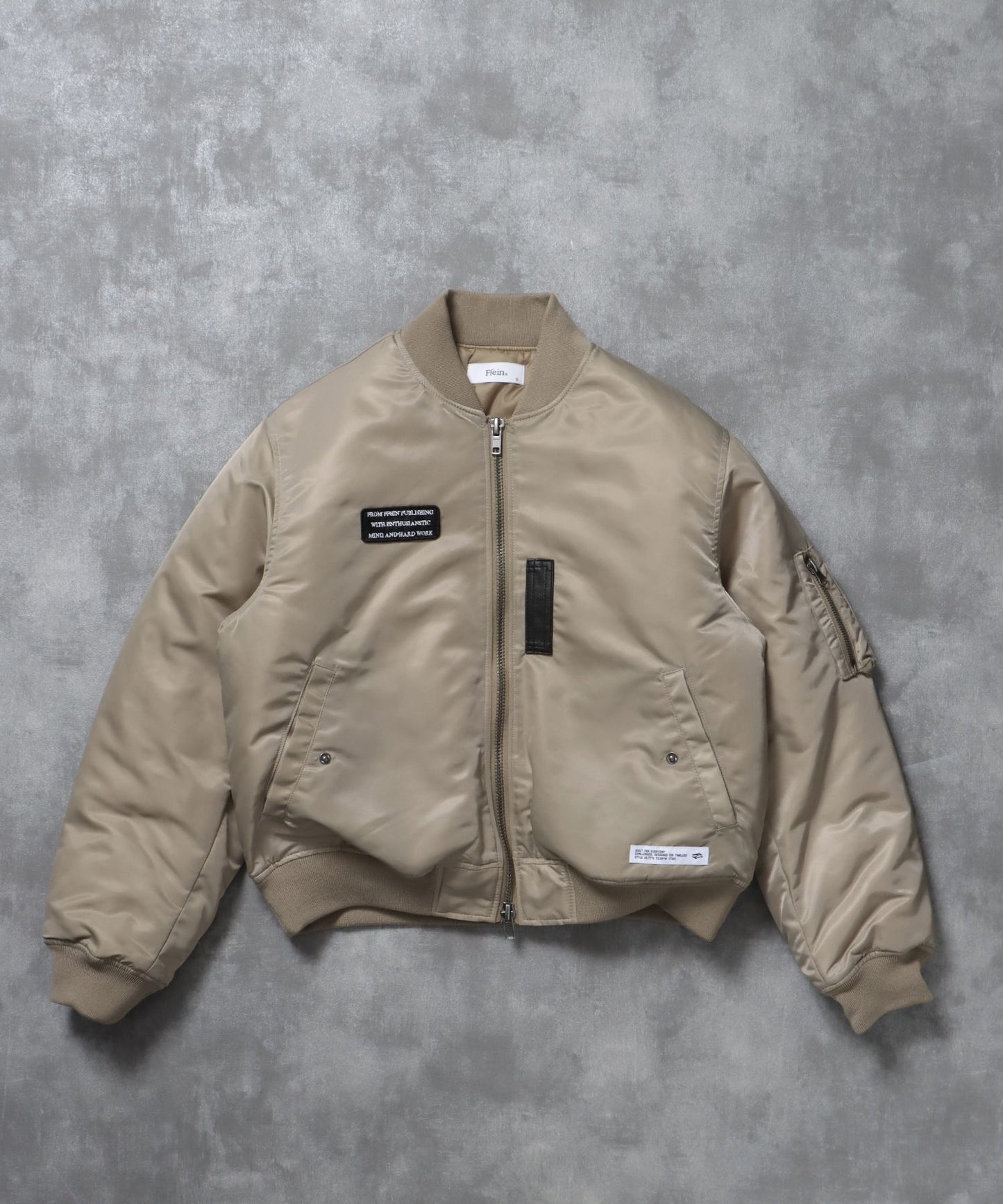 【FFEIN(フェイン)】レザーパッチMA-1加工 / MA-1 ジャケット レザーパッチ ミリタリー グレイッシュベージュ