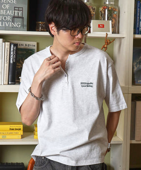 ワンポイント刺繍ロゴヘンリーネックショート丈Tシャツ/ Tシャツ ヘンリーネック 半袖 刺繍 ボタン ワンポイント シンプル 【短丈】 アッシュグレー