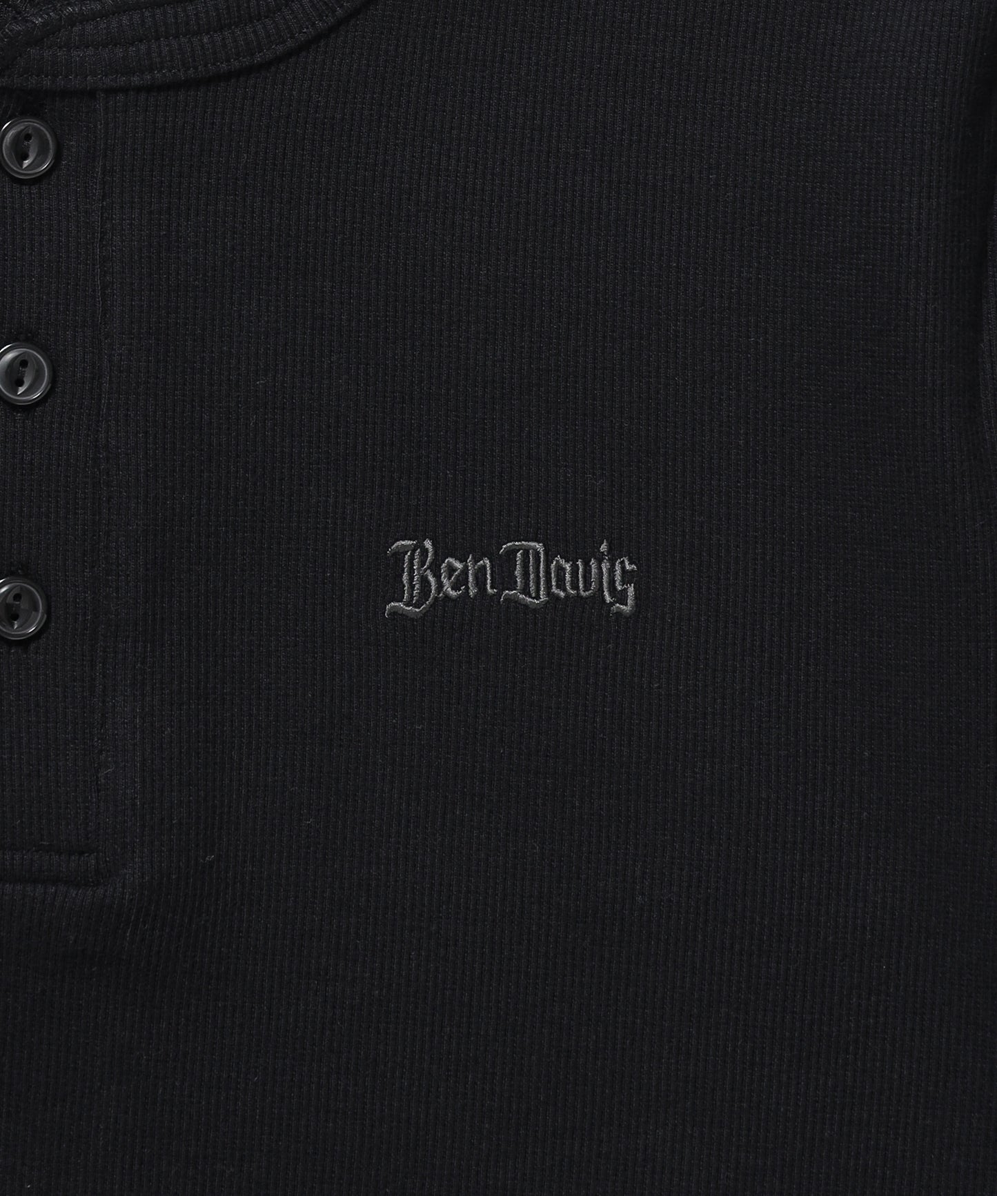 RIB HENLEY TEE / Tシャツ 半袖 ヘンリーネック 刺繍 ワンポイント ユニセックス ピス ブラック