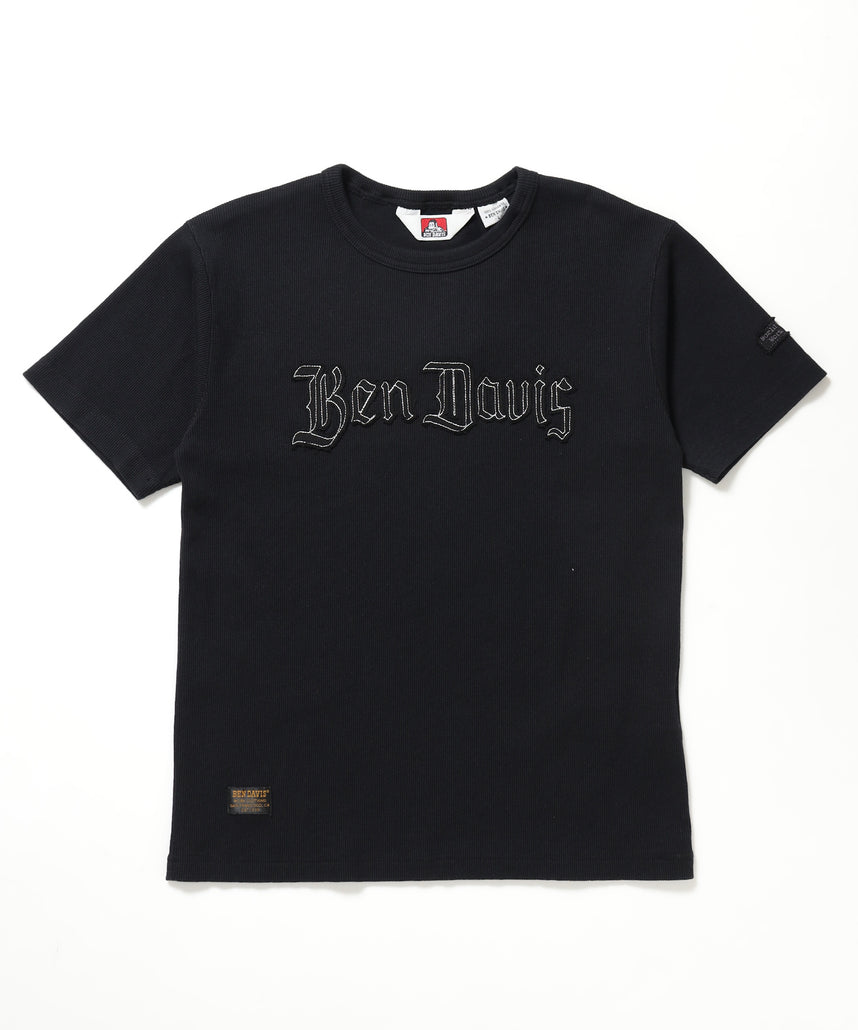 LETTERED RIB TEE / Tシャツ 半袖 クルーネック 刺繍 ワッペン ワンポイント ユニセックス ピス ブラック