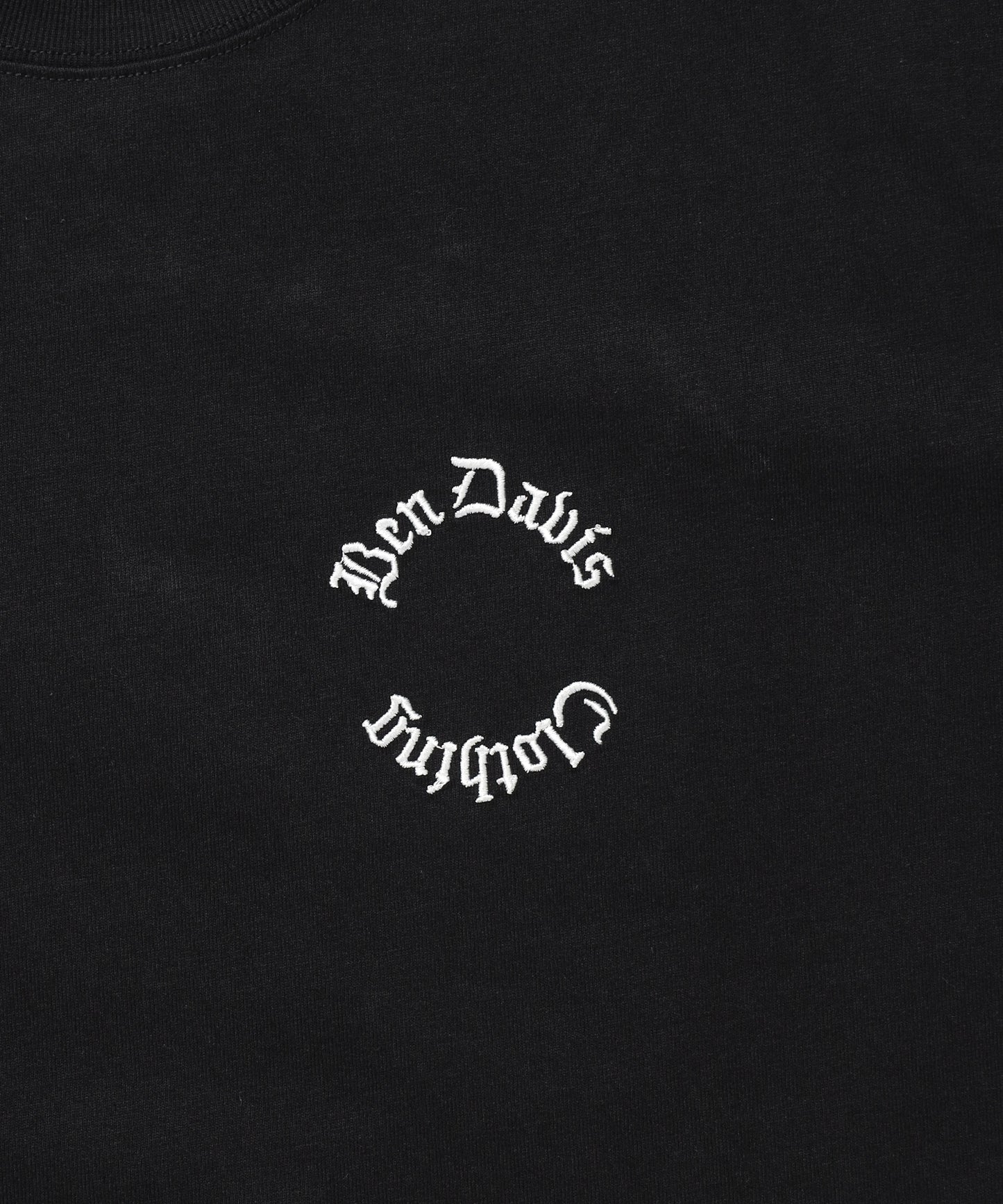 OLD ENGLISH EMB TEE / Tシャツ 半袖 クルーネック 刺繍 ワンポイント ユニセックス オーバーサイズ ブラック