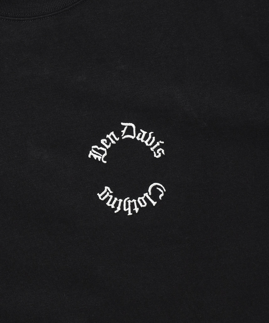 OLD ENGLISH EMB TEE / Tシャツ 半袖 クルーネック 刺繍 ワンポイント ユニセックス オーバーサイズ ブラック