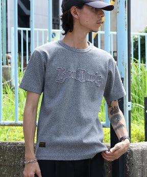 LETTERED RIB TEE / Tシャツ 半袖 クルーネック 刺繍 ワッペン ワンポイント ユニセックス ピス グレー