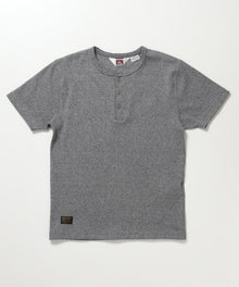 RIB HENLEY TEE / Tシャツ 半袖 ヘンリーネック 刺繍 ワンポイント ユニセックス ピス グレー