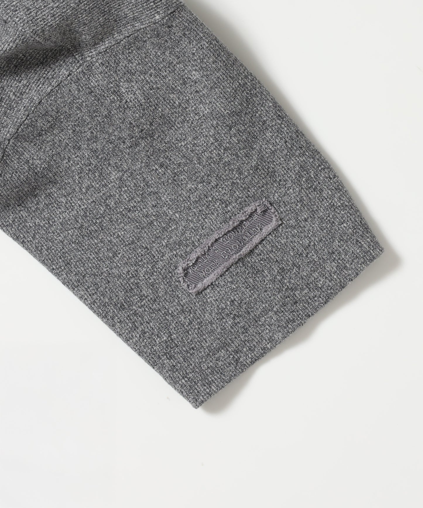 LETTERED RIB TEE / Tシャツ 半袖 クルーネック 刺繍 ワッペン ワンポイント ユニセックス ピス グレー