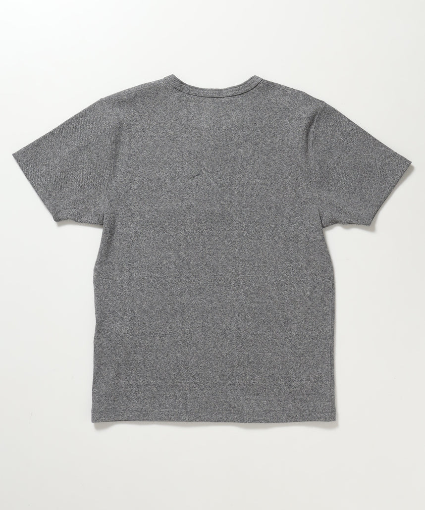 RIB HENLEY TEE / Tシャツ 半袖 ヘンリーネック 刺繍 ワンポイント ユニセックス ピス グレー