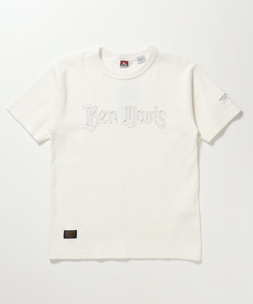 LETTERED RIB TEE / Tシャツ 半袖 クルーネック 刺繍 ワッペン ワンポイント ユニセックス ピス ホワイト