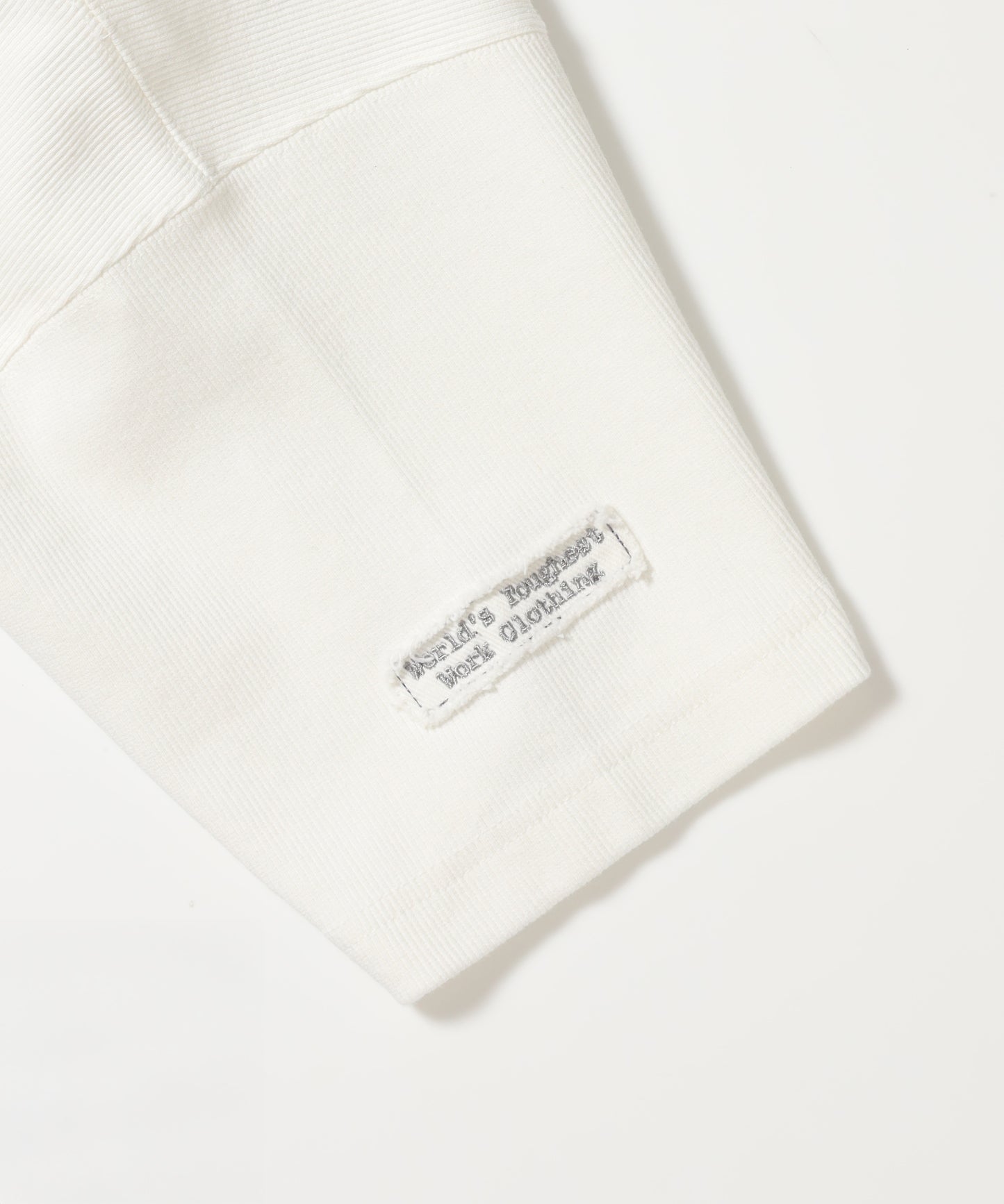 LETTERED RIB TEE / Tシャツ 半袖 クルーネック 刺繍 ワッペン ワンポイント ユニセックス ピス ホワイト