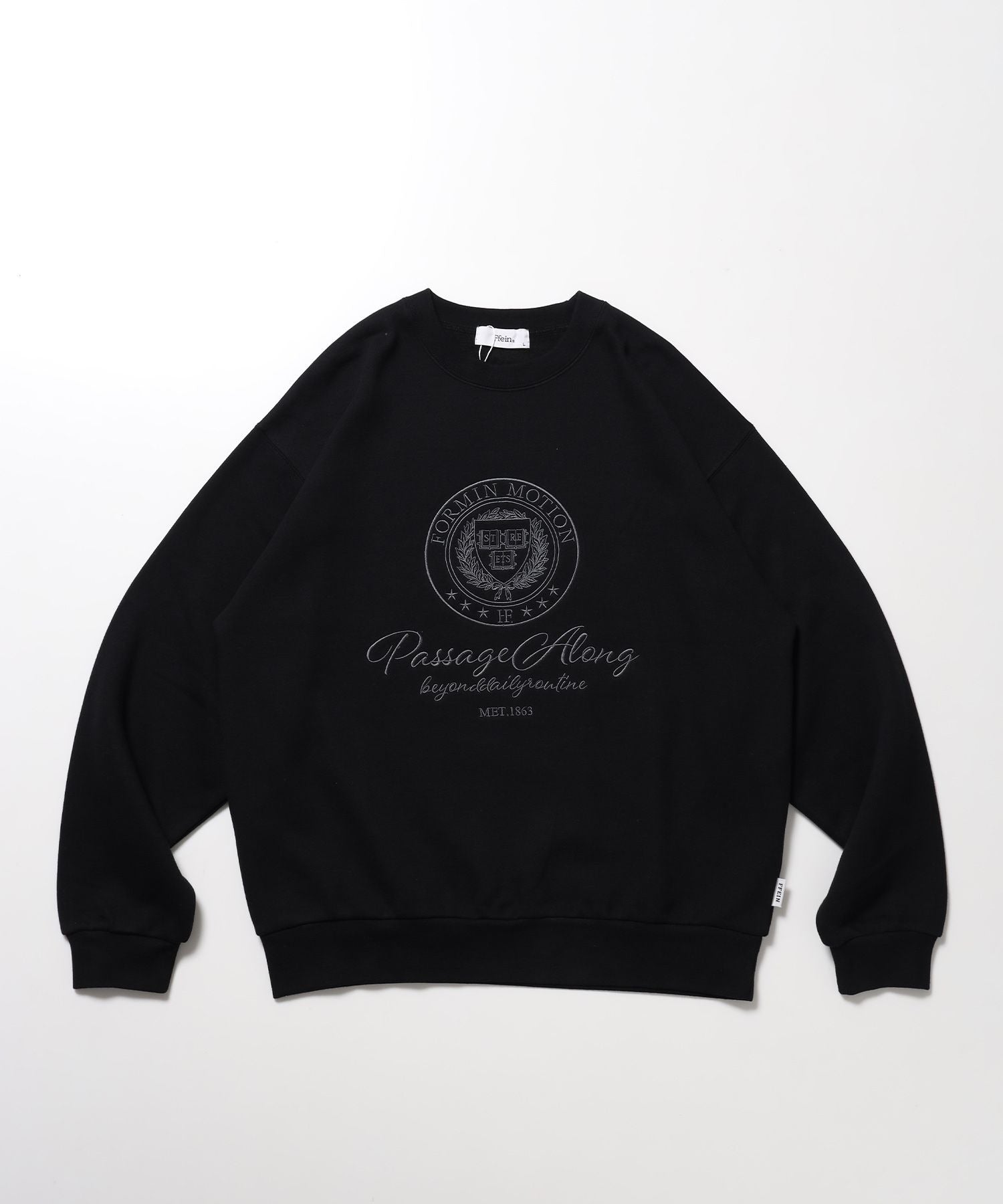 【FFEIN(フェイン)】エンブレム刺繍カレッジロゴスウェット / 裏起毛 クルーネック スパンフライス トレンド ストリート ユニセックス ブラック