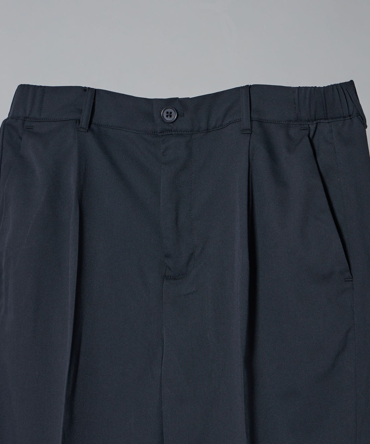 【FFEIN(フェイン)】TR SIDE GATHER ANKLE PANTS / TR サイドギャザー アンクルスラックス チャコール